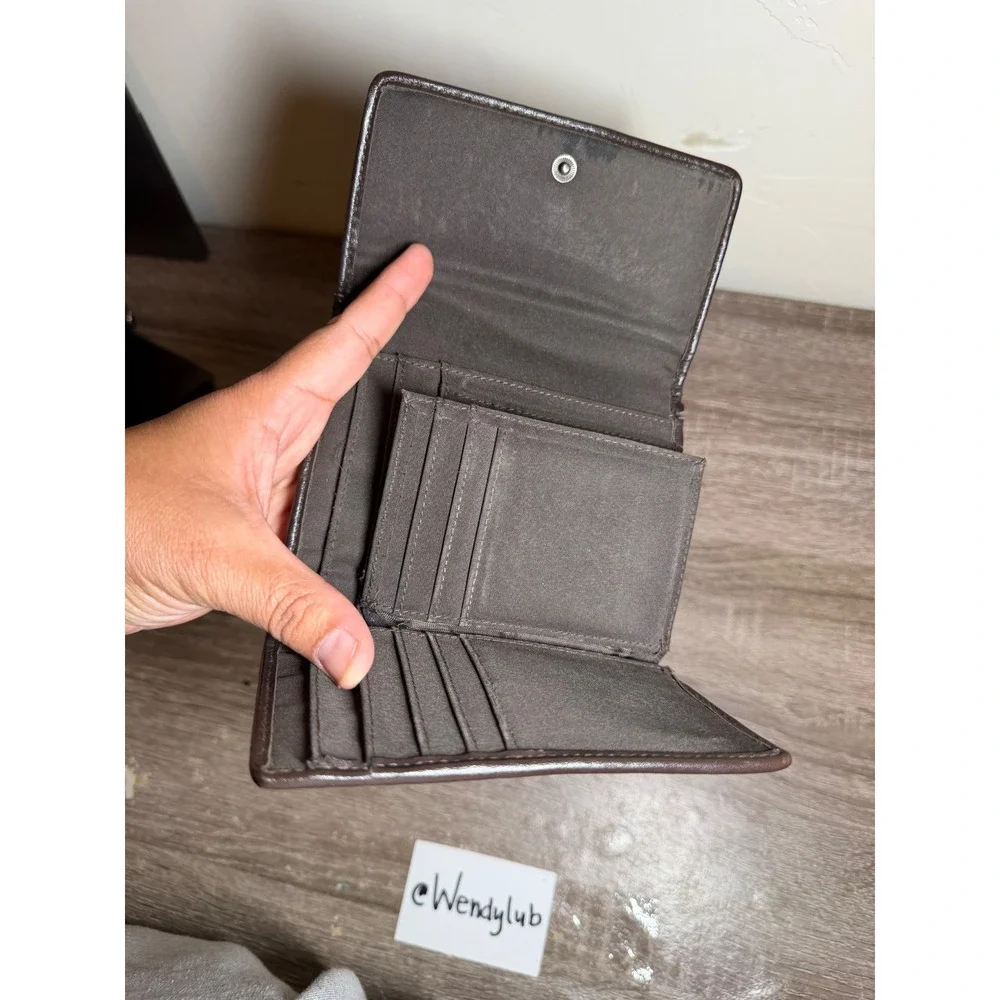 Unbranded trifold wallet